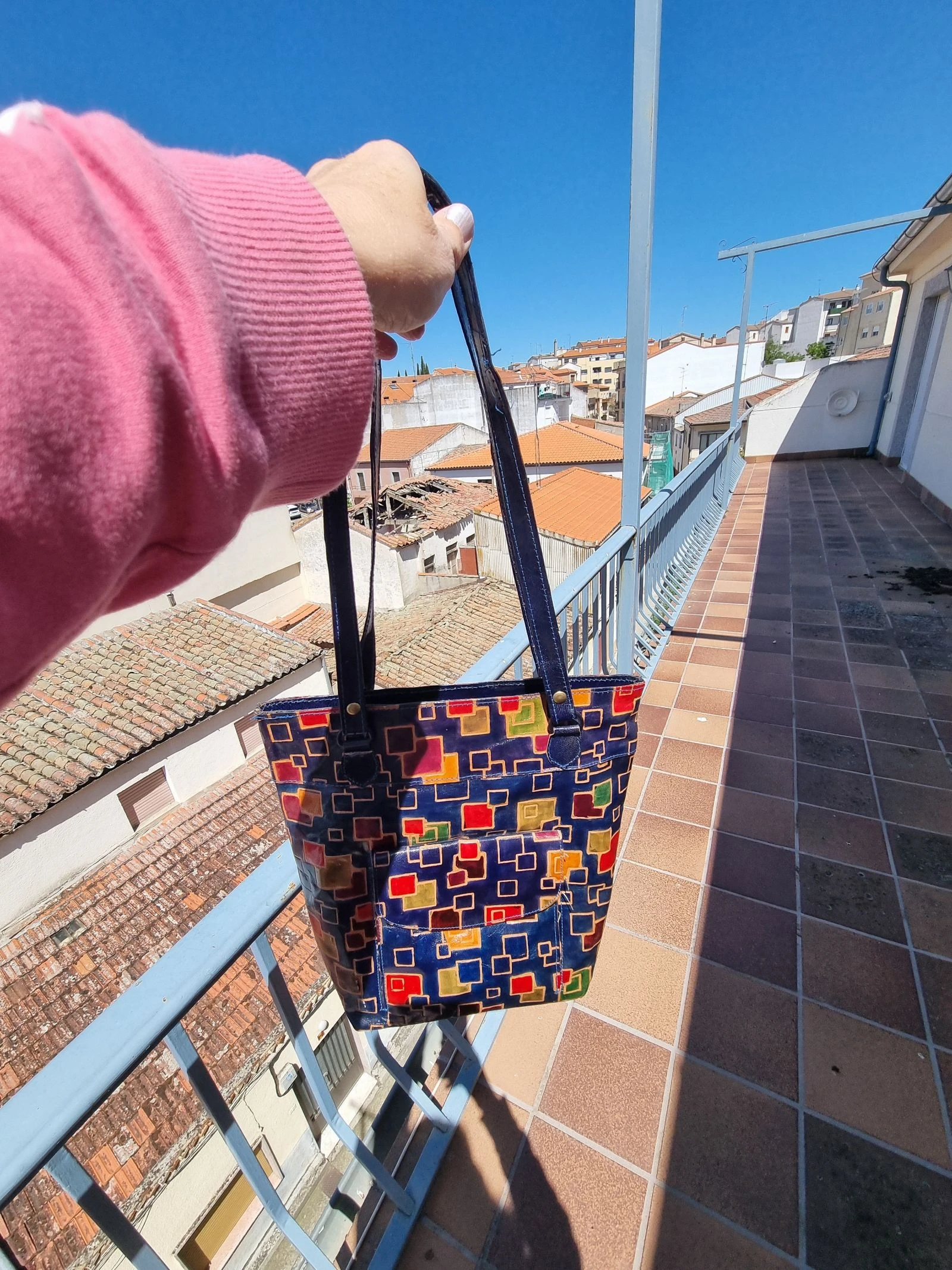 Bolso azul con estampado de cuadros hecho a mano.